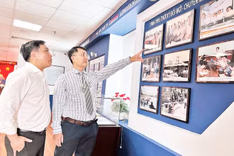 Không gian văn hóa Hồ Chí Minh đang trở thành một nét đặc trưng riêng của Thành phố Hồ Chí Minh. Trong ảnh: Triển lãm không gian văn hóa Hồ Chí Minh tại một doanh nghiệp.