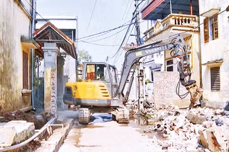 Người dân xã Toàn Thắng, Kim Động, tỉnh Hưng Yên hiến đất, phá dỡ công trình, tường bao để mở rộng đường giao thông nông thôn.