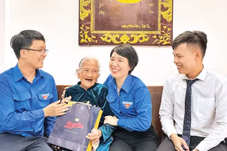 Các đoàn viên, thanh niên phường Phước Ninh, quận Hải Châu thăm hỏi Mẹ Việt Nam Anh hùng Nguyễn Thị Sự.