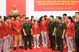 Lãnh đạo Bộ Quốc phòng, Tổng cục Chính trị và các đại biểu tại Lễ tuyên dương thành tích Đoàn Thể thao Quân đội tham gia Đại hội Thể thao Đông Nam Á lần thứ 32. (Ảnh KHỔNG MINH KHÁNH)
