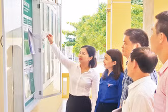 Đại diện Ngân hàng Chính sách xã hội tỉnh Quảng Trị kiểm tra, giám sát hoạt động tín dụng chính sách cho thanh niên năm 2023 tại huyện Vĩnh Linh.