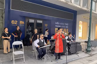 Nguyễn Đức Thiện (ngoài cùng bên phải) cùng ban nhạc “Nắng mới” biểu diễn trên phố đi bộ Hoàn Kiếm, Hà Nội.