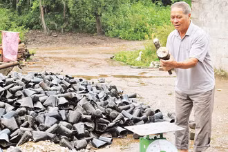 Ông Kỳ Dùng Phú ở thôn Bản Mạ, Bắc Xa, Đình Lập (Lạng Sơn) kiểm tra chất lượng nhựa thông trước khi đem bán.