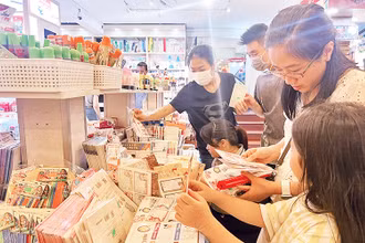 Người dân lựa chọn đồ dùng học tập cho năm học mới.