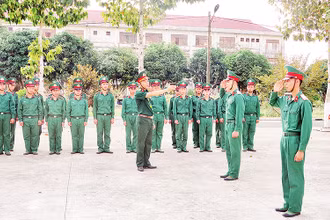 Các đơn vị thuộc Bộ Chỉ huy Quân sự tỉnh Hậu Giang tổ chức huấn luyện điều lệnh đội ngũ vào thứ tư hằng tuần. 