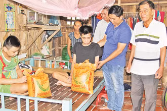 Hội Nạn nhân chất độc da cam/dioxin, người khuyết tật và bảo trợ xã hội tỉnh Vĩnh Long trao tiền hỗ trợ gia đình ông Hồ Văn Ngại ở huyện Tam Bình, tỉnh Vĩnh Long. 