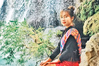 Thiếu nữ bên thác Tà Puồng.