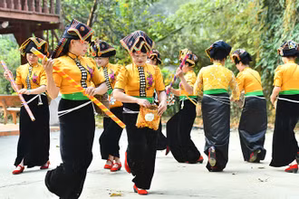 Các thành viên của đội văn nghệ bản Hồng Lếch Cang, xã Thanh Chăn, huyện Điện Biên, tỉnh Điện Biên biểu diễn xòe Thái. (Ảnh ĐĂNG KHOA)