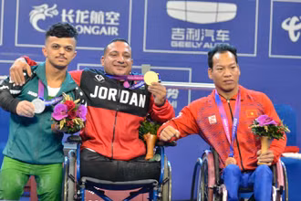 Lực sĩ Lê Văn Công (ngoài cùng, bên phải) nhận HCĐ Asian Para Games 4.