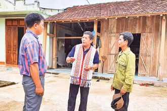 Già làng A Blong tuyên truyền người dân bảo tồn văn hóa Rơ Măm.