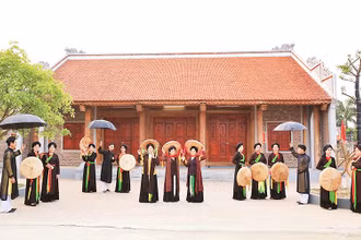 Các liền anh, liền chị làng Diềm bên ngôi nhà chứa quan họ mới.