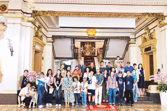 Du khách tham quan trụ sở Hội đồng nhân dân- Ủy ban nhân dân Thành phố Hồ Chí Minh vào dịp 30/4 vừa qua.