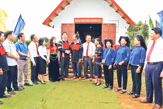 Đồng chí Nguyễn Đình Trung (người thứ 7 từ trái qua) dự Ngày hội đại đoàn kết toàn dân tộc năm 2023 tại buôn Kri, xã Ea Sol, huyện Ea H’leo (Đắk Lắk).