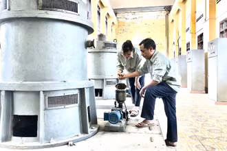 Công nhân trạm bơm Quế 2, huyện Kim Bảng (Hà Nam) kiểm tra máy móc trước khi vận hành.