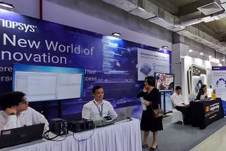 Tháng 10/2023, Trung tâm Đổi mới sáng tạo quốc gia Việt Nam và Synopsys (Mỹ) ký thỏa thuận hợp tác phát triển nguồn nhân lực tài năng thiết kế vi mạch. Trong ảnh: Synopsys tham gia Triển lãm quốc tế Đổi mới sáng tạo Việt Nam 2023.