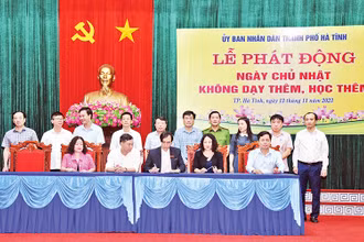 Đại diện các trường học ở thành phố Hà Tĩnh ký cam kết không dạy thêm, học thêm ngày chủ nhật.
