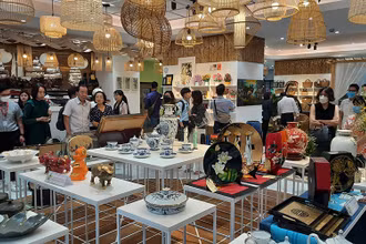Các doanh nghiệp tham quan phòng trưng bày thuộc Trung tâm Xúc tiến thương mại và đầu tư thành phố. 