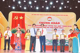 Ông Quách Ngọc Phong giành giải đặc biệt tại Chung khảo Hội thi Trưởng Ban Công tác Mặt trận giỏi thành phố Hà Nội năm 2023. 