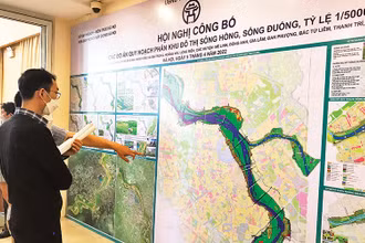 Người dân tìm hiểu Quy hoạch phân khu đô thị sông Hồng.