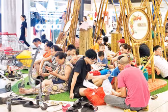  Người dân Hà Nội "trốn nóng" trong trung tâm thương mại. Người dân Hà Nội "trốn nóng" trong trung tâm thương mại.