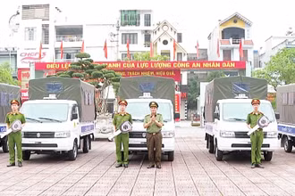 Công an tỉnh Thái Bình bàn giao xe cho lực lượng công an xã, thị trấn có địa bàn phức tạp.