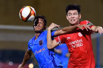 Pha tranh bóng giữa cầu thủ hai đội Viettel FC (áo đỏ) và Becamex Bình Dương. (Ảnh THANH HẢI)