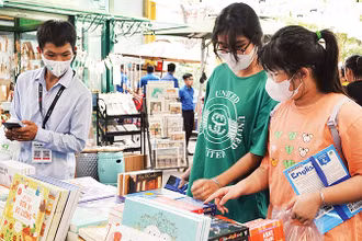 Độc giả nhỏ tuổi tìm mua sách tại Đường sách Thành phố Hồ Chí Minh.