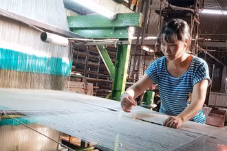 Nghề dệt lụa tơ tằm ở Lâm Đồng. (Ảnh MAI VĂN BẢO)