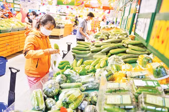 Nhiều siêu thị giảm giá hàng hóa để kích cầu mua sắm.
