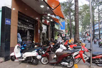 Các cửa hàng kinh doanh ở khu vực đường Nguyễn Chí Thanh (Quận 10) chiếm dụng vỉa hè, không còn chỗ cho người đi bộ. (Ảnh THẾ ANH)