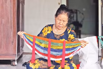 Bà Hồ Thị Non giới thiệu vòng cườm đá đeo ở lưng của người Cor. 