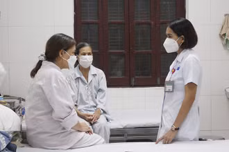 Bác sĩ Viện Sức khỏe tâm thần quốc gia trao đổi cùng các bệnh nhân điều trị rối loạn giấc ngủ.
