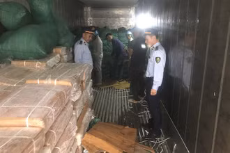 Lực lượng chức năng tỉnh Lạng Sơn kiểm tra, thu giữ gần 10 tấn sản phẩm thịt trâu đông lạnh không rõ nguồn gốc xuất xứ. 