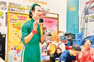 Diễn viên Hạ Nắng (áo dài xanh) diễn các trích đoạn cải lương, đờn ca tài tử tại sân khấu nhỏ thuộc Đường Sách Thành phố Hồ Chí Minh. 