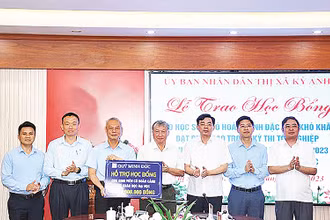 Đại diện Công ty TNHH Gang thép Hưng Nghiệp Formosa Hà Tĩnh trao biểu trưng hỗ trợ học bổng cho sinh viên trên địa bàn thị xã Kỳ Anh (Hà Tĩnh).