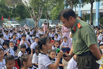 Cán bộ Công an tỉnh Bà Rịa-Vũng Tàu tuyên truyền về phòng chống xâm hại, bắt cóc trẻ em trên địa bàn thị xã Phú Mỹ.