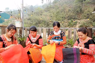 Phụ nữ xã Háng Đồng (huyện Bắc Yên, Sơn La) thêu hoa văn trên trang phục truyền thống.