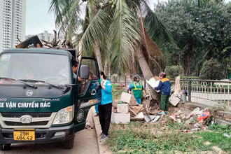 Công nhân môi trường đô thị thu gom rác thải tại khu vực hồ Linh Đàm (quận Hoàng Mai, Hà Nội). (Ảnh ÁI VÂN)