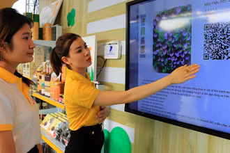 Nhân viên sàn giao dịch thương mại điện tử PostMart tư vấn, giới thiệu trái cây Sơn La trên gian hàng số.