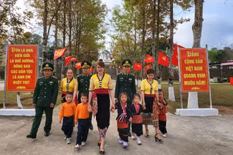 Cán bộ, chiến sĩ Đồn Biên phòng Keng Đu, huyện Kỳ Sơn (Nghệ An) với trẻ em dân tộc Khơ Mú.