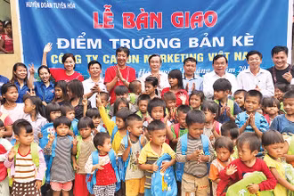 Lễ bàn giao điểm trường mầm non ở xã Bản Kè, huyện Tuyên Hóa, tỉnh Quảng Bình do Công ty cổ phần Lê Bảo Minh xây tặng.