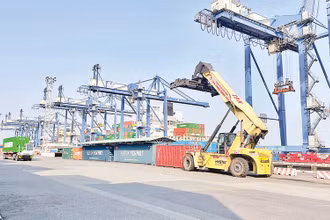 Vận chuyển hàng hóa nhập khẩu tại Cảng Cát Lái (thành phố Thủ Đức).