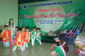 Đêm hội trăng rằm của các em nhỏ xã Đông Sơn, huyện A Lưới. (Ảnh VÕ TIẾN)
