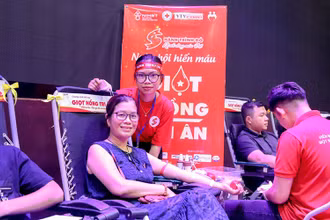 Người dân tham gia hiến máu tình nguyện tại Hành trình Đỏ năm 2023. (Ảnh: Gia Thắng)