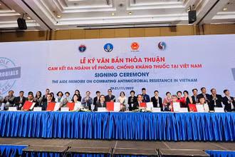 Đại diện các bộ và đối tác phát triển ký thỏa thuận về phòng, chống kháng thuốc.