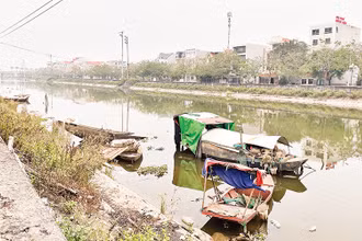 Đoạn sông Sặt chảy qua thành phố Hải Dương bị ô nhiễm nặng do phải tiếp nhận nhiều nguồn xả thải.
