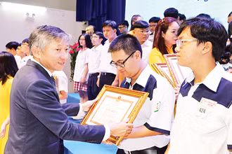 Đại diện Sở Giáo dục và Đào tạo Thành phố Hồ Chí Minh trao Bằng khen tặng học sinh giỏi năm học 2022-2023.