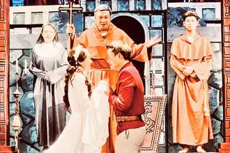 Một cảnh trong vở diễn “Romeo và Juliet” của Đoàn Kịch nói Hải Phòng trên sân khấu Nhà hát thành phố.