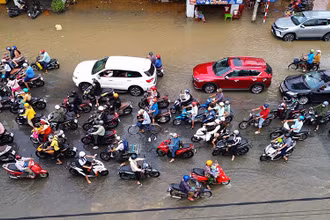 Nước ngập sâu khiến giao thông thành phố Cần Thơ ùn tắc, người dân di chuyển khó khăn.