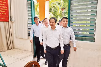 Lãnh đạo Bộ Giáo dục và Đào tạo thị sát tại điểm thi Trường trung học phổ thông Trưng Vương, Quận 1, Thành phố Hồ Chí Minh.